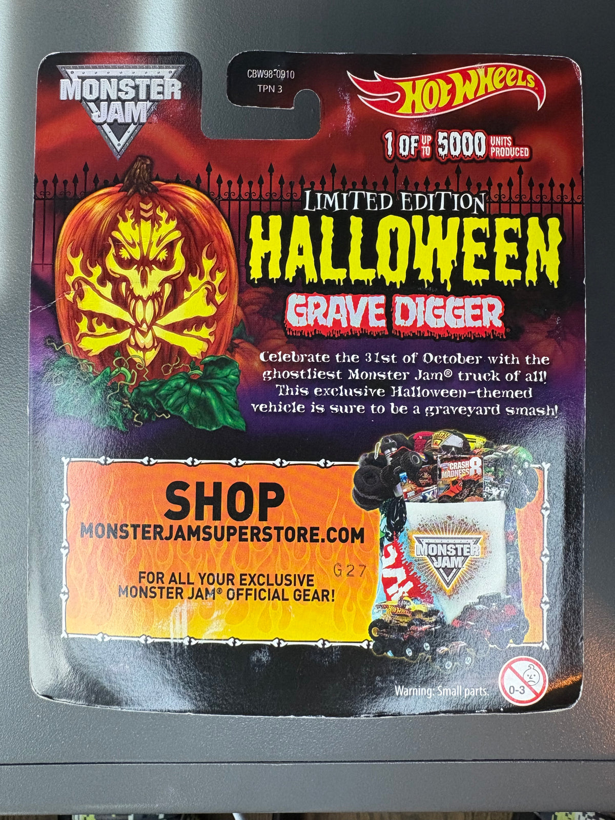 GRAVE DIGGER HALLOWEEN HOT WHEELS EXCLUSIVE - 1:64 SCALE - LIMITED EDITION 1 OF 5000 - BUBBLE DAMAGED