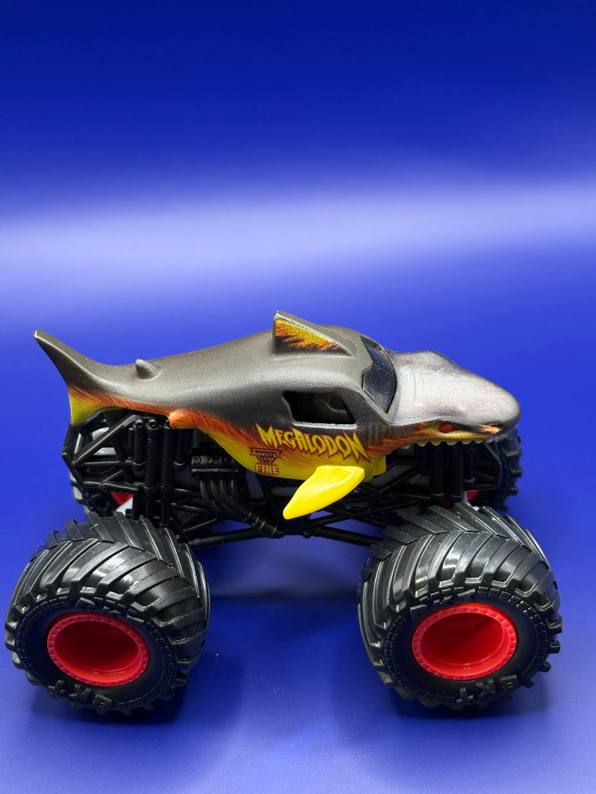 MONSTER JAM FIRE AND ICE MEGALODON EXCLUSIVE - 1:64 SCALE - MINT