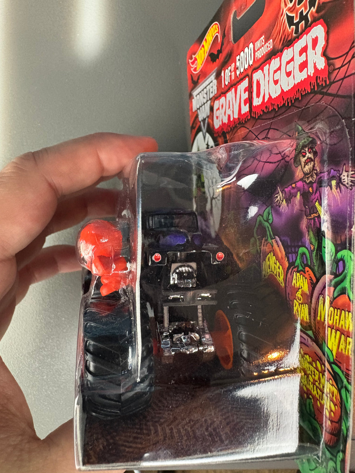 GRAVE DIGGER HALLOWEEN HOT WHEELS EXCLUSIVE - 1:64 SCALE - LIMITED EDITION 1 OF 5000 - BUBBLE DAMAGED