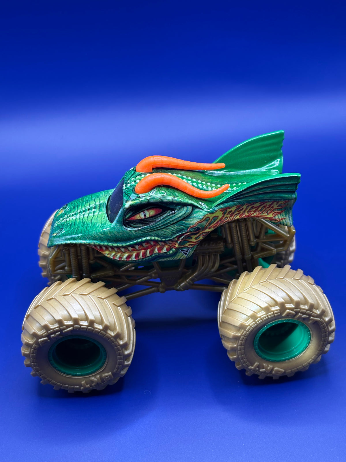 MONSTER JAM DRAGON - TARGET EXCLUSIVE - 1:64 - MINT