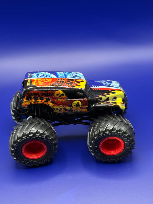 MONSTER JAM FIRE AND ICE GRAVE DIGGER EXCLUSIVE - 1:64 SCALE - MINT