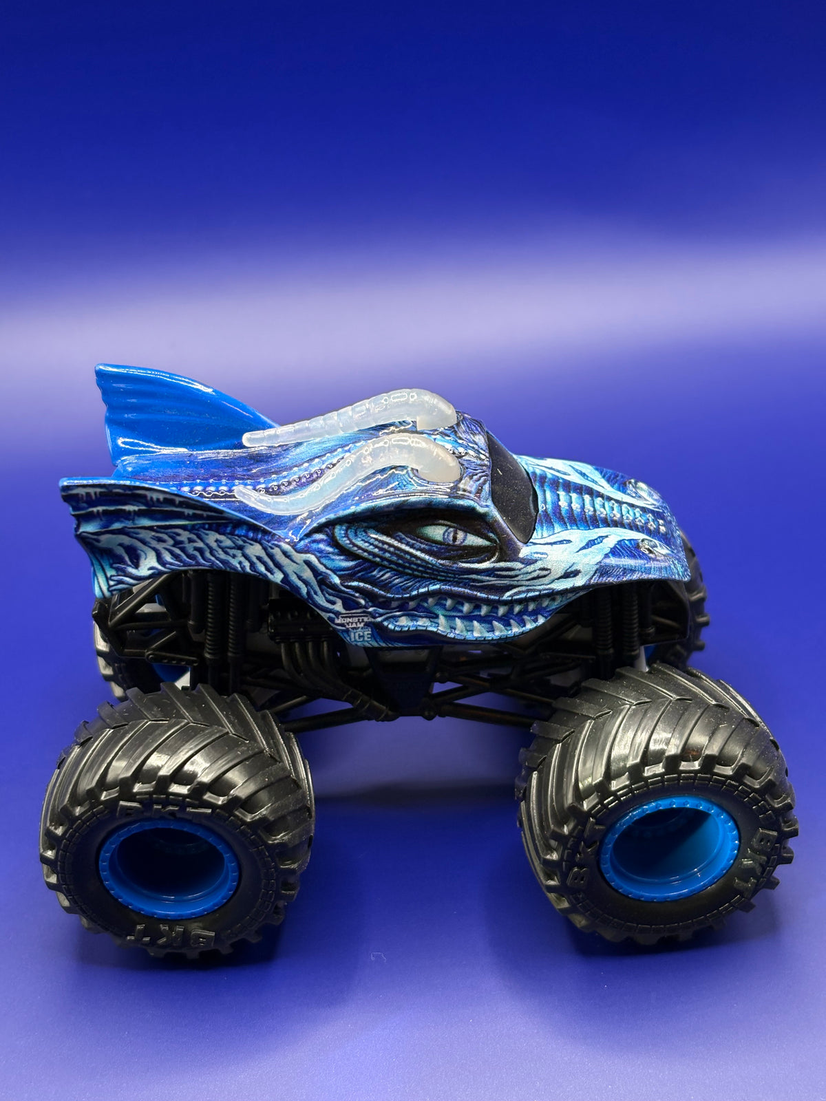 MONSTER JAM FIRE AND ICE DRAGON EXCLUSIVE - 1:64 SCALE - MINT