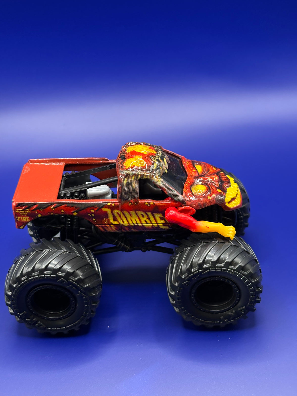 MONSTER JAM FIRE AND ICE ZOMBIE EXCLUSIVE - 1:64 SCALE - MINT