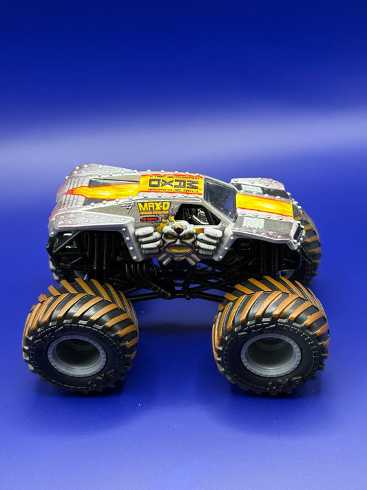 MONSTER JAM MAX D - MUD TIRES - GRAY RIMS - 1:64 SCALE - MINT
