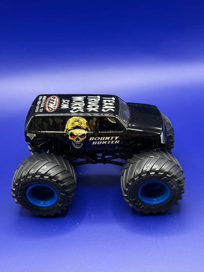 RARE - MINT - MONSTER JAM - PHONE NUMBER BOUNTY HUNTER - 1:64 SCALE