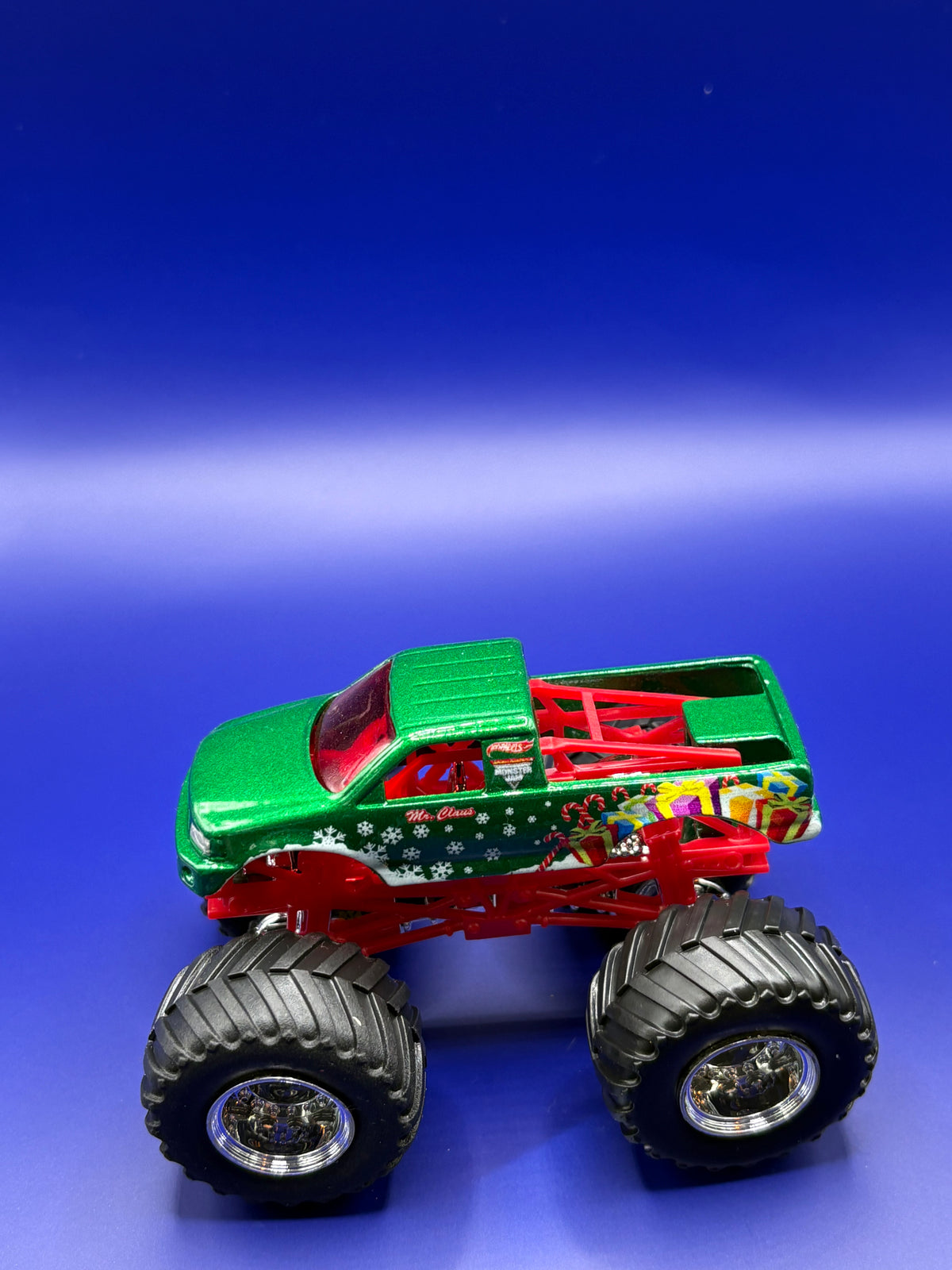 MINT - HOT WHEELS - CHRISTMAS HOLIDAY EXCLUSIVE - MONSTER TRUCK 1:64 SCALE