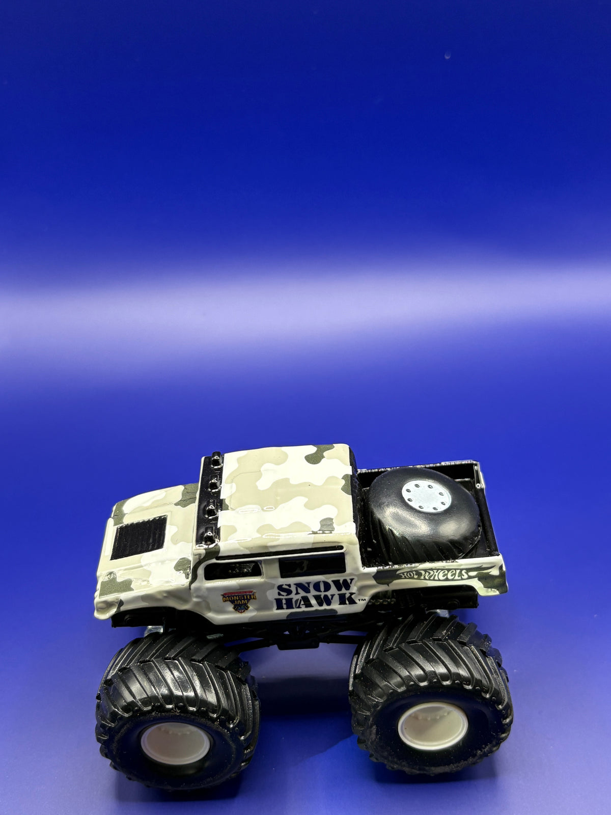 MINT - RARE - SNOW HAWK - HOT WHEELS - CRUSHERS EXCLUSIVE 1:64 SCALE